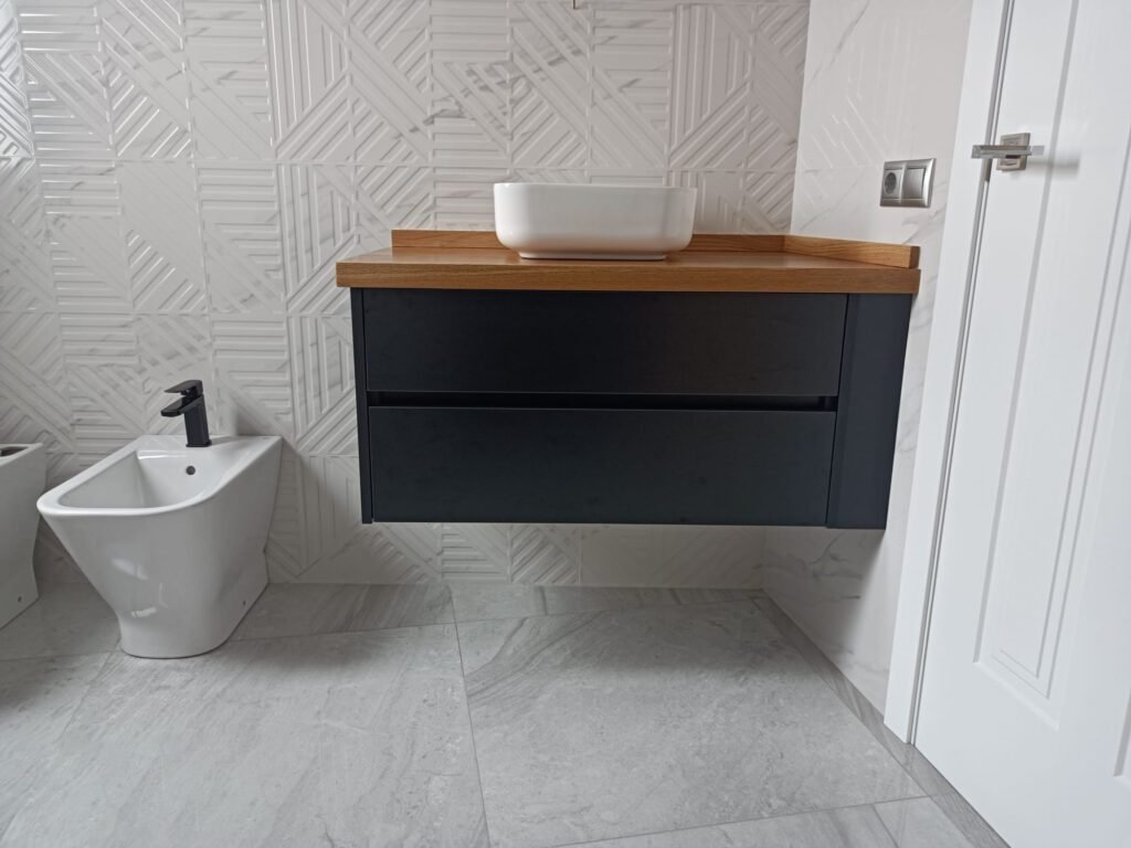 Muble de baño en tonos negro y madera oscura realizado por Mueble de baño realizado por Carpintería Ludema