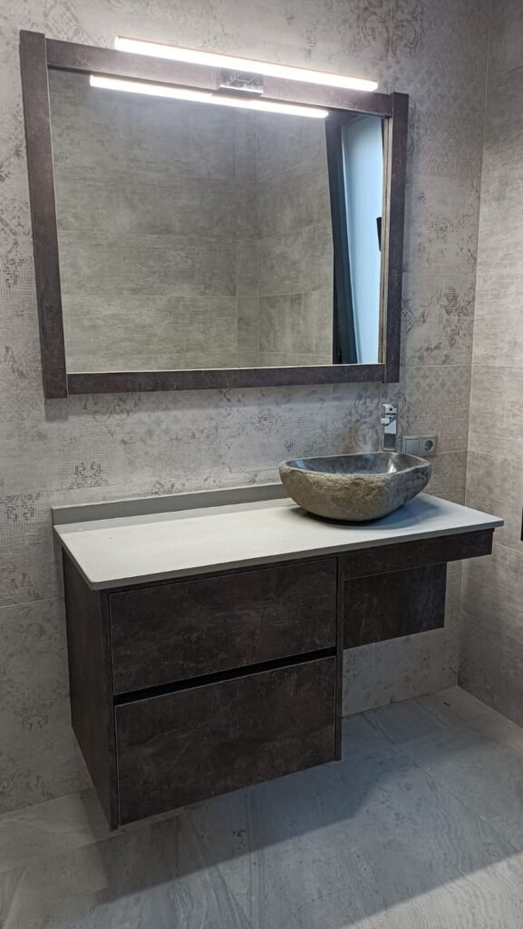Mueble suspendido de baño realizado por Fotografía de mueble de baño colores blanco y madera claro realizado por Carpintería Ludema