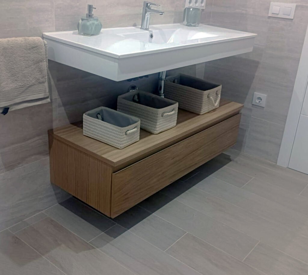 Fotografía de mueble de baño colores blanco y madera claro realizado por Carpintería Ludema