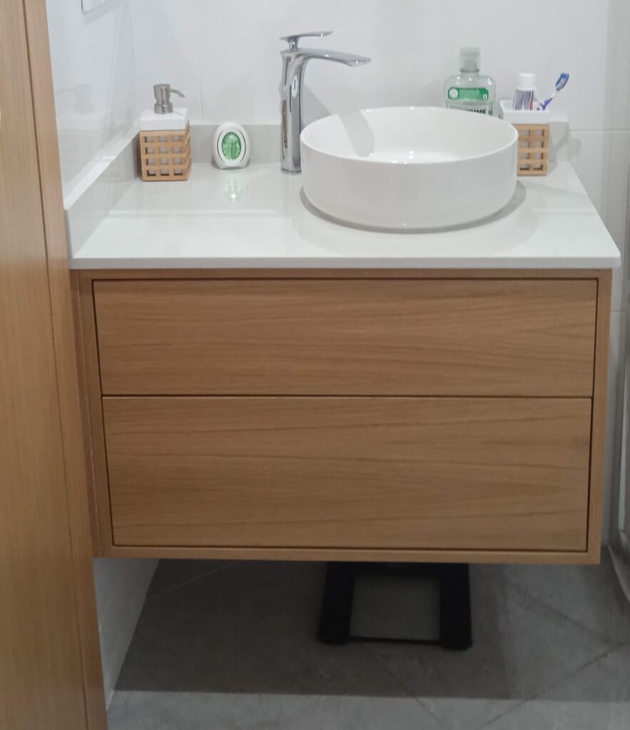 Mueble de baño a medida realizado por Fotografía de mueble de baño colores blanco y madera claro realizado por Carpintería Ludema