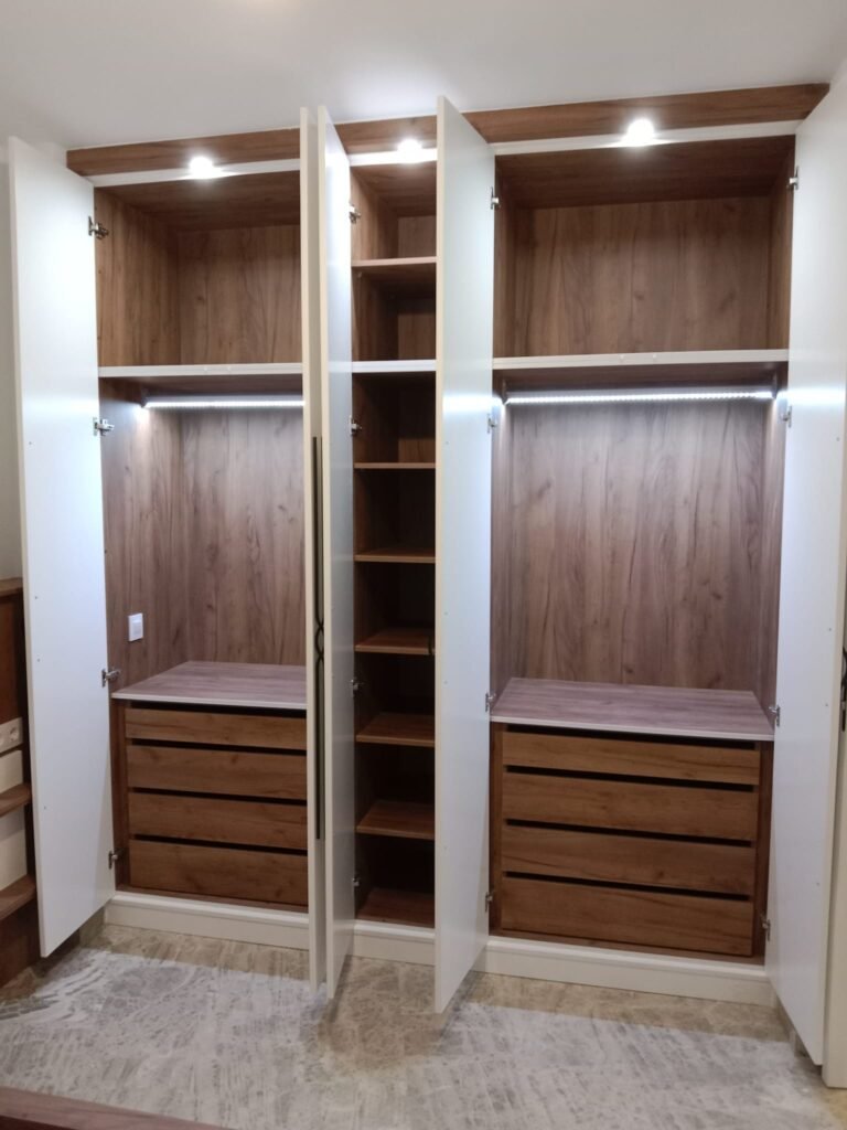Mueble diseñado a medida para dormitorio por Mueble de baño realizado por Carpintería Ludema